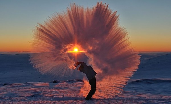 在冰天雪地中愉快的甩出一杯热水并拍成美照